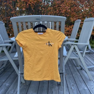 Gul Calvin Klein T-shirt  - Väldigt bra skick. (Använd få gånger) Barnstorlek 10 år
