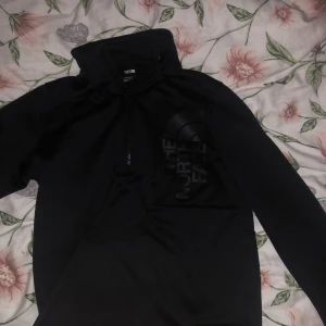 The north face Hiking jacka  - The North Face Merak Men Hiking Jacket Black. Är i ny skick, använd fåtal gånger. Skit snygg och varm sitter som M✨🙌