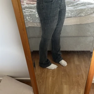 Bootcut jeans  - Säljer dessa gråa bootcut jeans storlek 24, passar dig om du är mellan 155-162. Själv har jag 36-38 och är 158 så dem sittter väldigt tajt  i midjan. Bra skick!💗