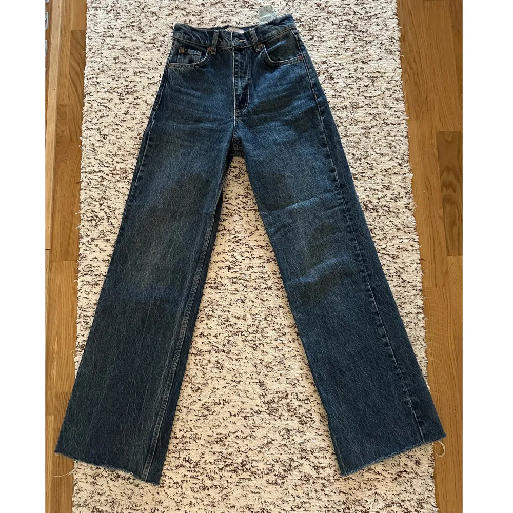 Högmidjade utsvängda jeans från zara som är använda fåtal gånger! (Jag är 160cm lång). Jeans & Byxor.