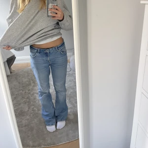 Lågmidjade jeans - Supersnygga lågmidjade jeans från bershka. Innerbenslängd: 80 cm, midjemått: 80 cm. Jag är 168 och de sitter bra i längden på mig, kanske aningen långa. Fint skick, men välanvända. Jag svarar inte på så mycket frågor så tryck bara på köp nu👍❤️