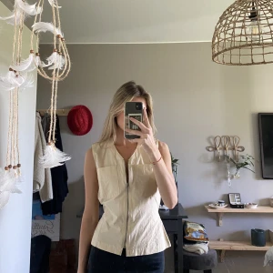 Linne  - Sånt coolt linne/topp i Cargo material och knytdetalj i bak. Använd 2 gånger och är som nytt!!