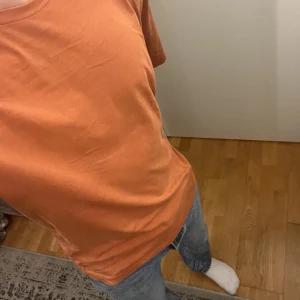 Orange t-shirt - En orange T-shirt från hm  Aldrig använd