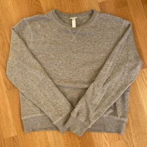 Grå Sweatshirt  - Världens mysigaste sweatshirt med ”fleecematerial” på insidan 🤩