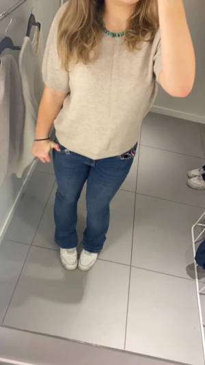 Stickad tröja 🫶🏻 - Medium storlek beige kortärmad stickad tröja använd 1 gång bra skick💗säljer för kommer inte till användning💗💗