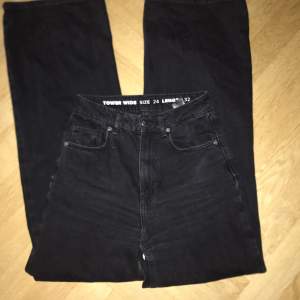 Högmidjade svarta jeans från bikbok, väldigt fint skick, storlek 24 och längd 32. Nypris 599kr