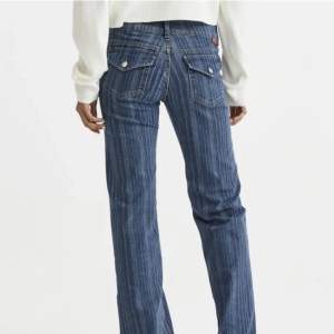 Superfina lågmidjade jeans från H&M med räbder på 💗