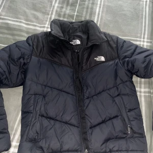 North face jacka  - Säljer nu min North face jacka eftersom att jag inte använder den längre. Jätte bra skick, perfekt t vintern 