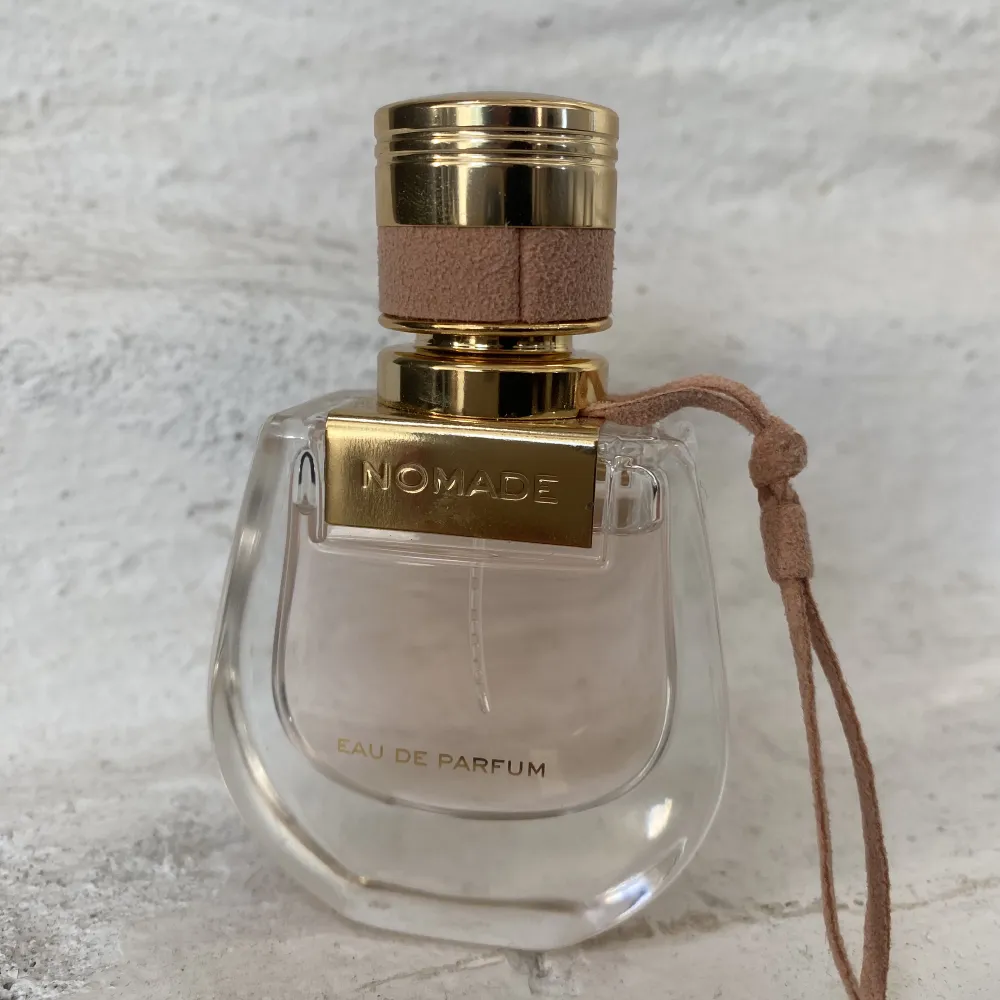 Chloe nomade edp, ca 90% kvar, säljer pga råkade köpa dubbletter och öppna båda . Parfym.