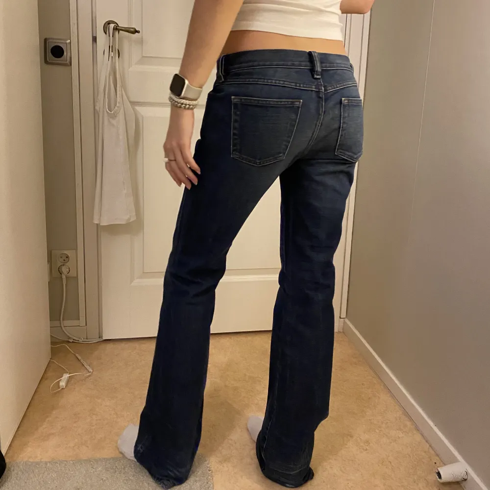 Perfekta Lågmidjade jeans med bootcutt. 84cm inerbens längd och 38cm i midjan🤩 säljer dem eftersom de är för långa på mig💕finns ingen lapp med storlek men skulle gissa på ungefär storlek W26/27 L34. Jeans & Byxor.