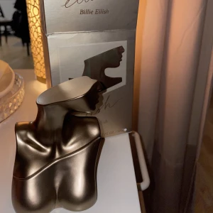 Eilish Billie Eilish - 50 ml Eilish parfym från Billie eilish. Helt oanvänd och i sin orignalförpackning. Nypris 750 kronor.