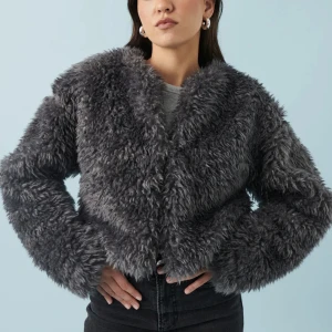 jacka - säljer en jätte fin fluffig jacka ifrån Gina Tricot. Köpte den för några dagar sen,använd en gång. Den är lite för stor för mig men den är Jätte varm. Perfekt nu på hösten och jätte gosig. Kontakta mig för fler bilder gärna