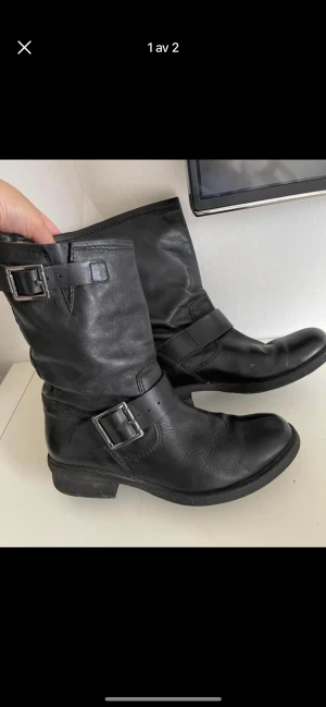 stövlar - Knapp använd höst stövlar från scorett nypris 1199 storlek 38 ej fodrade  kommer från djur o rökfritt hem.  Kan skickas. 