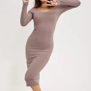 Säljer denna klänning från Nelly som är helt utståld på deras hemsida. Finns inga defekter och den är använd max 3ggr. Första bilden är tagen från deras hemsida. 