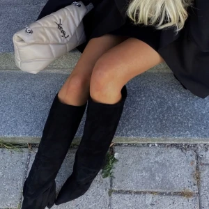 Klackskor  - Klackskor från Nelly, storlek 38. Aldrig använda nypris 800kr haft dem endast 2 veckor men jag är för feg för att använda. Så dessa skor är aldrig använda utomhus och är så gott som nya. Skulle skickat tillbaka om de inte var för jag kastat kartongen 