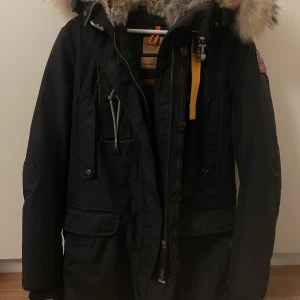 Parajumper Kodiak - Säljer denna Parajumper modellen kodiak dam storlek M. Köpt från Johnells. Kvitto och låda finns kvar. Fint skick endast använd en vinter. Vid snabb affär kan pris diskuteras. Nypris 10.000 kr. Fler bilder kan skickas vid intresse!