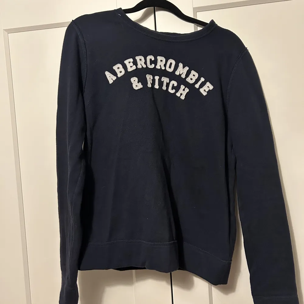 En superhärlig marinblå tröja från abercrombie and fitch med flismaterial på insidan, kommer inte till användning längre men jättefin. Hoodies.