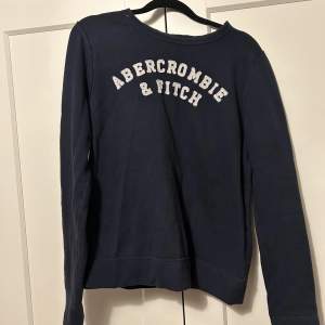 En superhärlig marinblå tröja från abercrombie and fitch med flismaterial på insidan, kommer inte till användning längre men jättefin