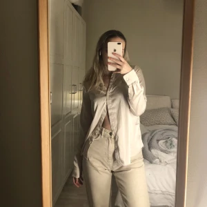 Jeans från Gina  - Begie jeans från Gina tricot. Aldrig använda. Storlek 34.