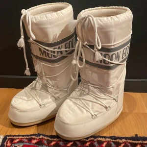 Vita moonboots - skiitsnygga moonboots som är perfekta nu till vintern🤍.  Jag har storlek 39 men dom ska passa upp till stl 41💞