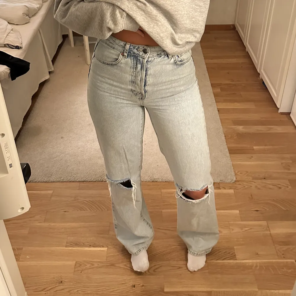 Jeans från BikBok.  Regular Wide, waist 30, length 32 (är 172 cm lång och har vanligtvis 38/40 i jeans). Använd ett fåtal gånger och är i väldigt fint skick! Nypris 599:-. Jeans & Byxor.
