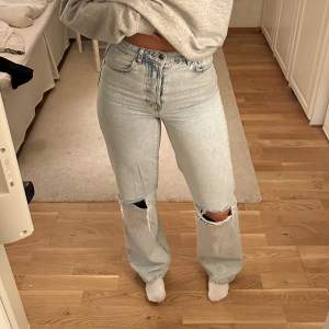 Jeans från BikBok.  Regular Wide, waist 30, length 32 (är 172 cm lång och har vanligtvis 38/40 i jeans). Använd ett fåtal gånger och är i väldigt fint skick! Nypris 599:-