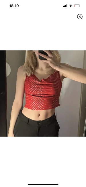 Glittrig topp  - Fint rött linne med glitter. Fyndar seconhand i Köpenhamn men tyvärr för liten för mig. Har bara använt det en gång och skicket är som nytt. Perfekt till jul!!🤩