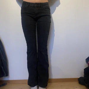 Lågmidjade jeans - Säljer mina as snygga svarta lågmidjade jeans! Vet tyvärr inte vart de är ifrån