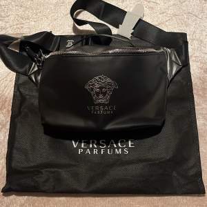 Helt oanvänd väska från versace