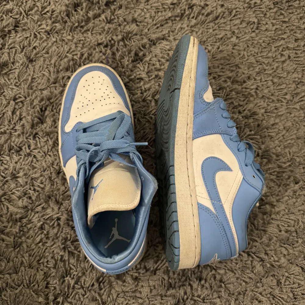 Nike air Jordan low 1 i university blå i storlek 39. Lite slitna.. Skor.