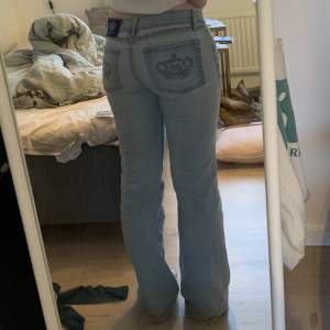 intressekoll på mina VB jeans. i väldigt fint skick, obs! lagningen på sista bilden (det syns ej när man har på sig dem) samt att de är lite slitna nedtill💕andra bilden är lånad från hon jag har köpt av❤️midja:83, innerben: 85, hon på 2:a bilden är 170❤️