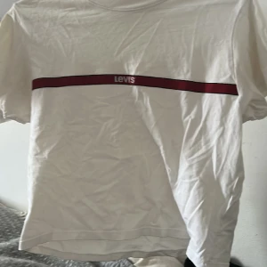 Levis tröja  - Levis tröja aldrig använd men liten missfärgning på insidan i nacken. Storlek xxs men passar xxs- s