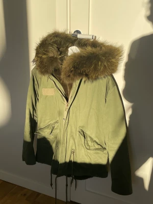 Grön jacka - Den är fodrat men inte vid armarna