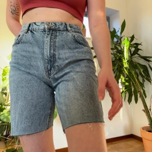 Långa jeans shorts - Super snygga lite längre jeans shorts!  Kolla gärna mitt konto och se om det finns något mer ni är intresserade av, kan isf frakta ihop så det blir billigare!