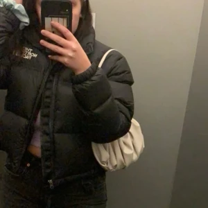 North face jacka - Säljer nu min North face jacka då den inte passar mig längre.  Väldigt bra skick använd en halv vinter förra året Storlek S men passar även M Nypris 3099, kom gärna med bud