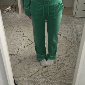 GRÖNA JUICY BYXOR  - Gröna juicy byxor 