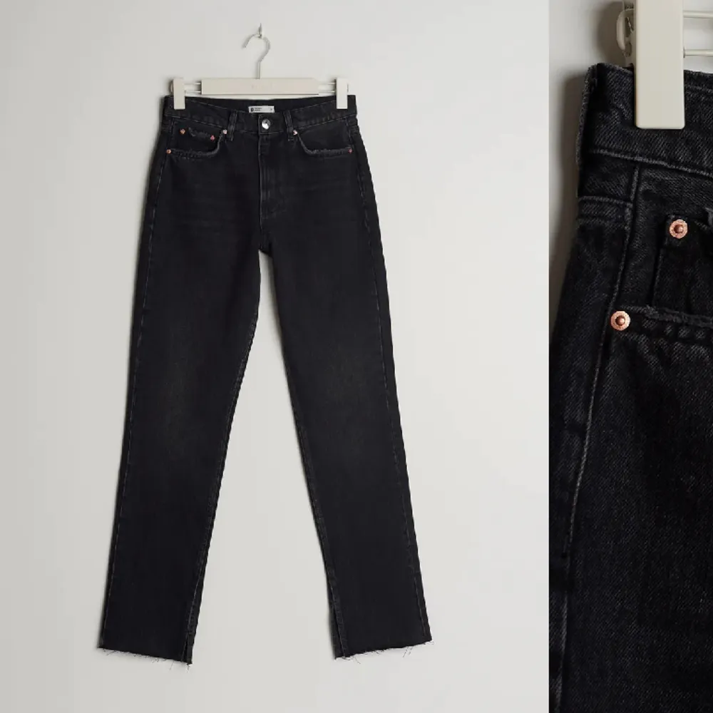 Jättefina svartgråa jeans från ginatricot dem har raka ben med slits. Säljer de pågrund av att de ej kommer till användning  Nypris: 499:-  Pris går att diskutera!  Bilder från hemsidan (tror inte de finns kvar). Jeans & Byxor.