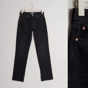 Jättefina svartgråa jeans från ginatricot dem har raka ben med slits. Säljer de pågrund av att de ej kommer till användning  Nypris: 499:-  Pris går att diskutera!  Bilder från hemsidan (tror inte de finns kvar)