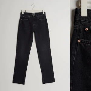 Svarta jeans från gina med slit - Jättefina svartgråa jeans från ginatricot dem har raka ben med slits. Säljer de pågrund av att de ej kommer till användning  Nypris: 499:-  Pris går att diskutera!  Bilder från hemsidan (tror inte de finns kvar)