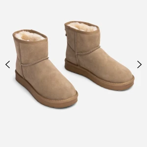 Helt nya uggs (inte äkta)  - Säljer dessa, helt oanvända. Köpta på skopunkten för 580:-. Jättefina och supersköna. Storlek 40. Skriv privat för egna bilder 💗 