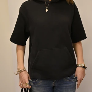 Kortärmad hoodie  - Superfin kortärmad hoodie!  I superbra skick men ärmarna är av klippta så därav kan de säkert bli lite fransiga om man använder tröjan mycket! 💗💗💗