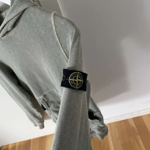 Stone island hodie - En gammal hodie modell från Stone island. Passar inte längre därför detta pris.