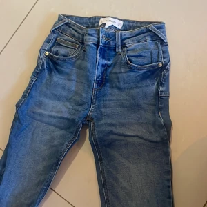 Lågmidjade jeans - Lågmidjade jeans från mango, helt oanvända. Skrynkliga för de har bara legat i garderoben 