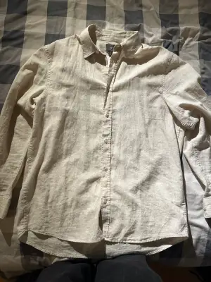 Garderobsrensning, helt oanvänd skjorta, t.o.m etikett finns kvar (fick som present men den var för stor). Skriv om du har fler frågor! Snabb affär = billigare