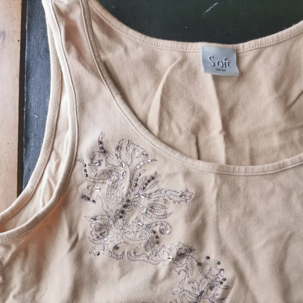 Coolt beiget linne med lila brodering och pärlor, köpt secondhand. Säg till om du undrar något! 🌸. Toppar.