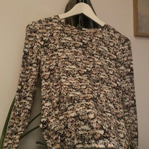 Paloma Wool topp - Paloma Wool topp i oanvänt skick. Motivet är en publik i Mexico. Strl S (normal i storlek). Nypris 1100kr ca! Mycket fin!