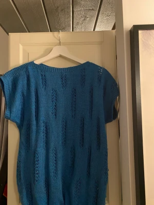 Blå stickad topp med detaljer  - Unik o cool köpt vintage i rom! Inte använt den mer än två ggr. Gillar verkligen de slitna detaljerna 