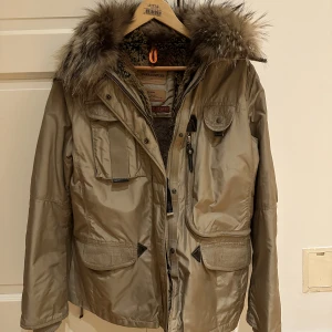 Parajumper jacka - Hej! Säljer denna parajumper jackan som är perfekt inför vintern, den är fodrad med päls inuti och medkommer en pälsluva. Jackan är i storlek M och är använd endast 1 sesong alltså bra shick men köptes för ca 5 år sedan. Hör gärna av om ni är intresserade