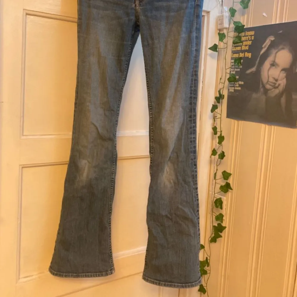 fina bootcut lågmidjade jeans från &denim, i bra skick förutom ett litet hål vid sidan som på bilden♡  Total längd: 101cm  Midja: 34cm (platt) . Jeans & Byxor.