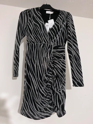 Klänning  - Fin fest klänning som inte är använd , prislappen finns kvar.